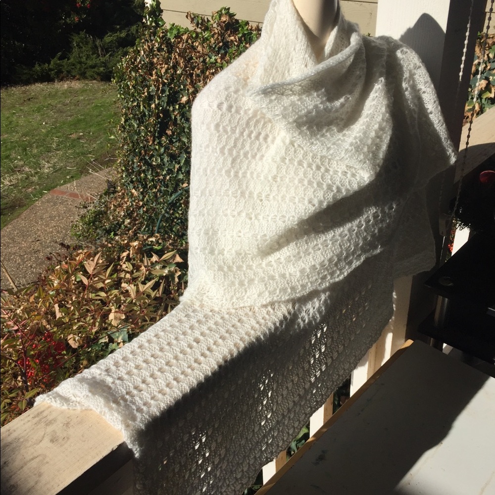 Accessory St. shawl style luminous on white